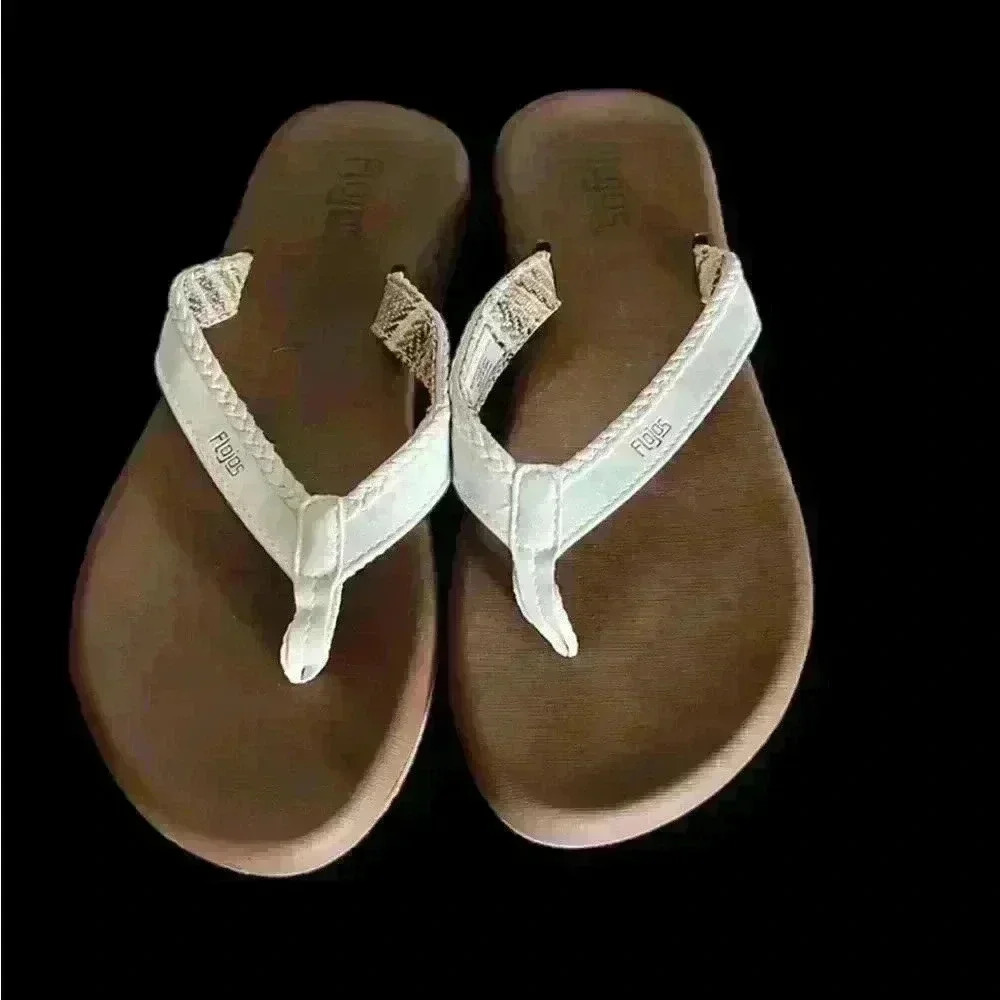 FLOJOS ladies cream colored flip flops. Cream color size 9. Never worn brand new